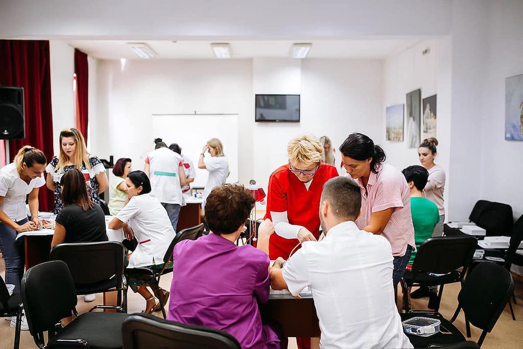 NU cei mai puternici sau cei mai inteligenți supravietuiesc NU cei mai puternici sau cei mai inteligenți supravietuiesc