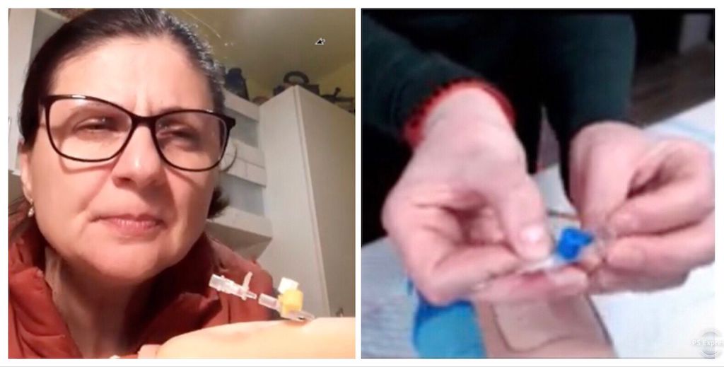 Cursantă exersând montarea branulei pe simulator în cadrul unei sesiuni de mentorat VOCEA pentru tehnici de puncție venoasă.