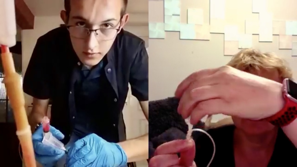 Cursant exersând recoltarea sângelui cu microperfuzor și holder pe simulator în cadrul unei sesiuni de mentorat VOCEA pentru puncție venoasă.